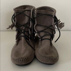 Minnetonka Women’s Tramper Boots
